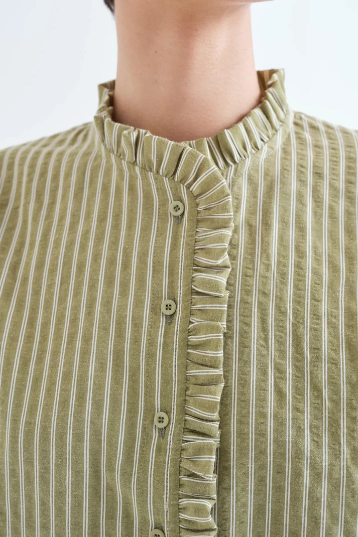 Detalle del tejido de rayas verde pistachoy acabados de la camisa Odette de Compañía Fantástica