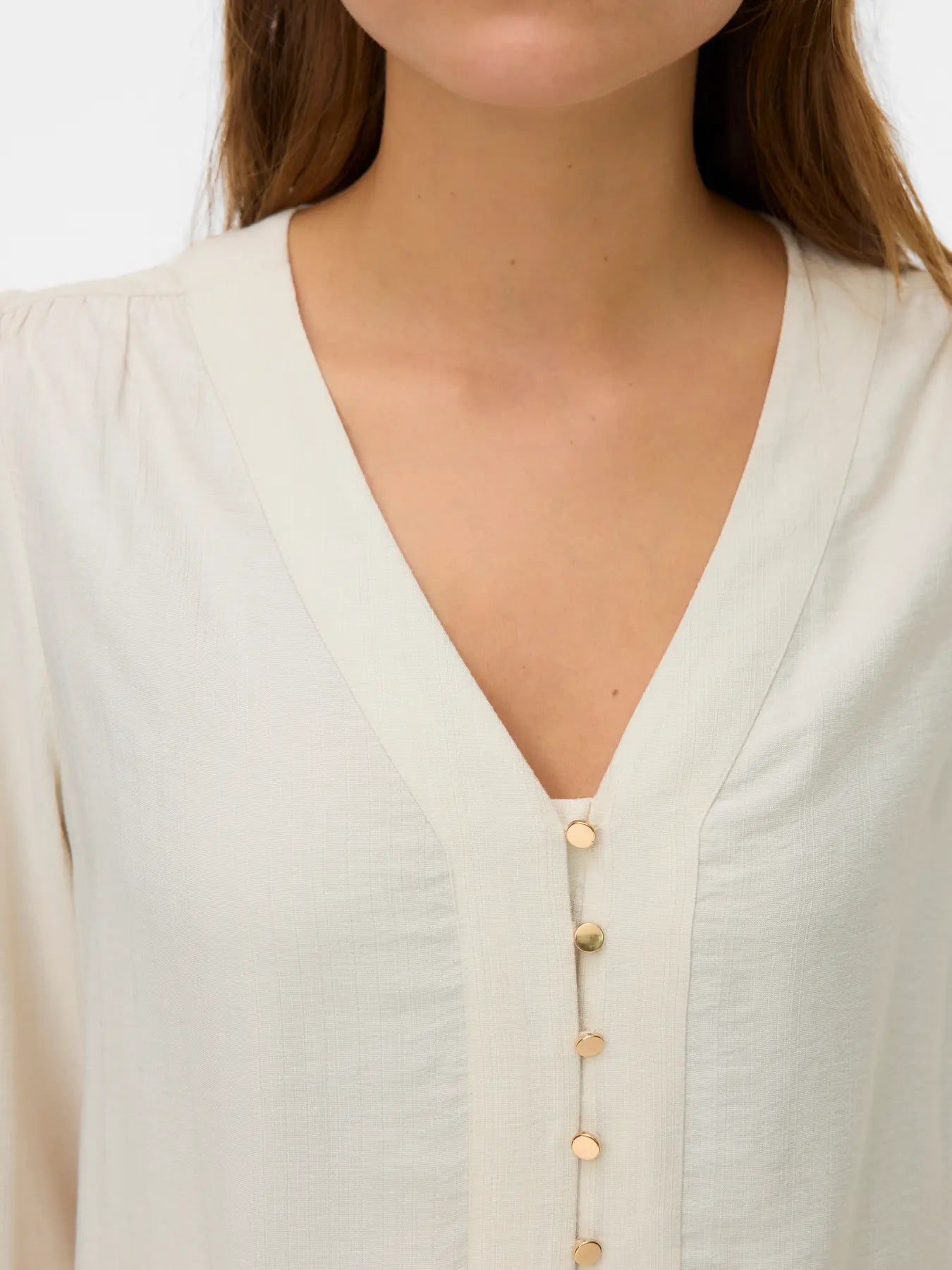 Camisa cuello pico Detalle puños con  detalle boton dorado de vila