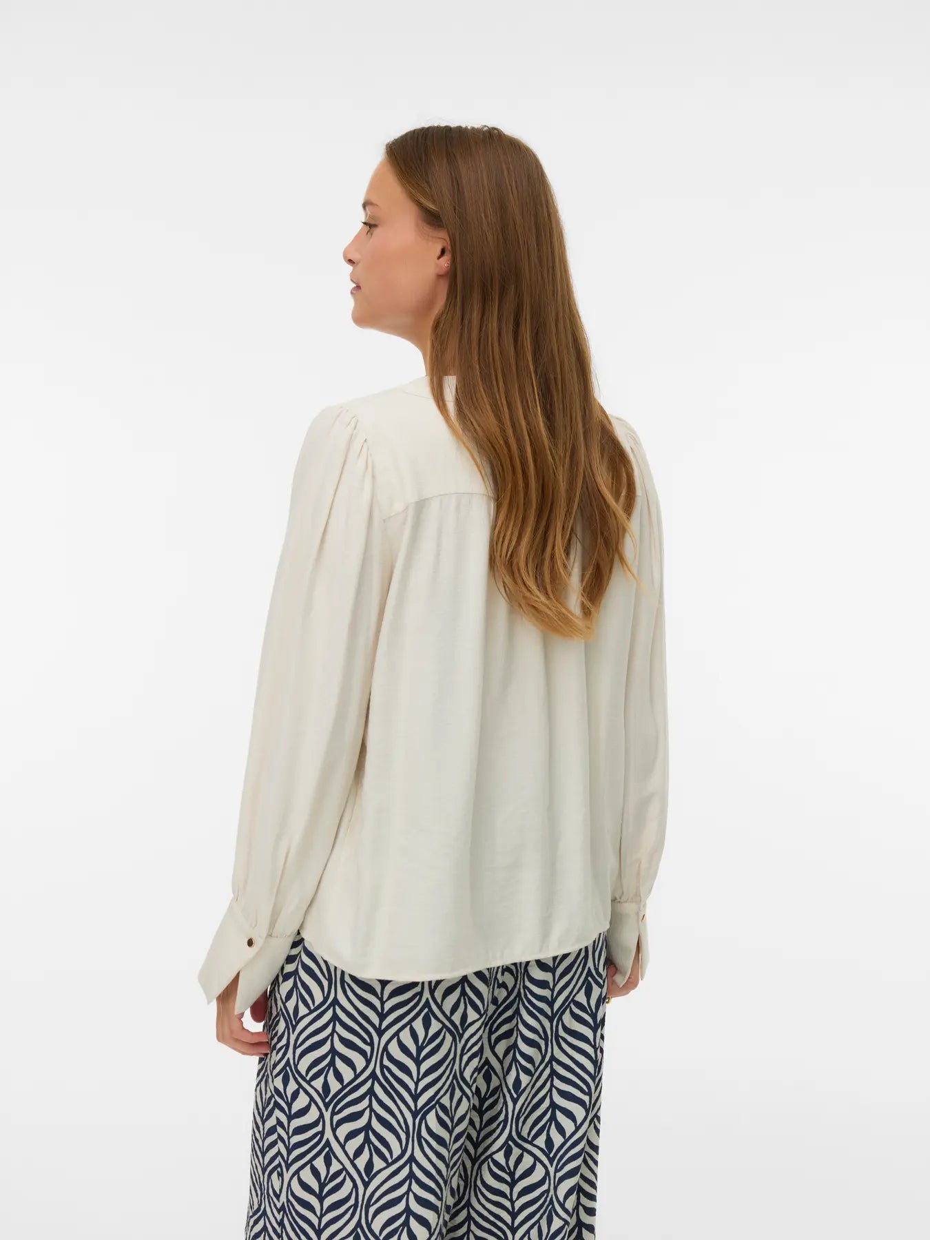 manga abullonada y canesu en detalle trasero camisa beige vila