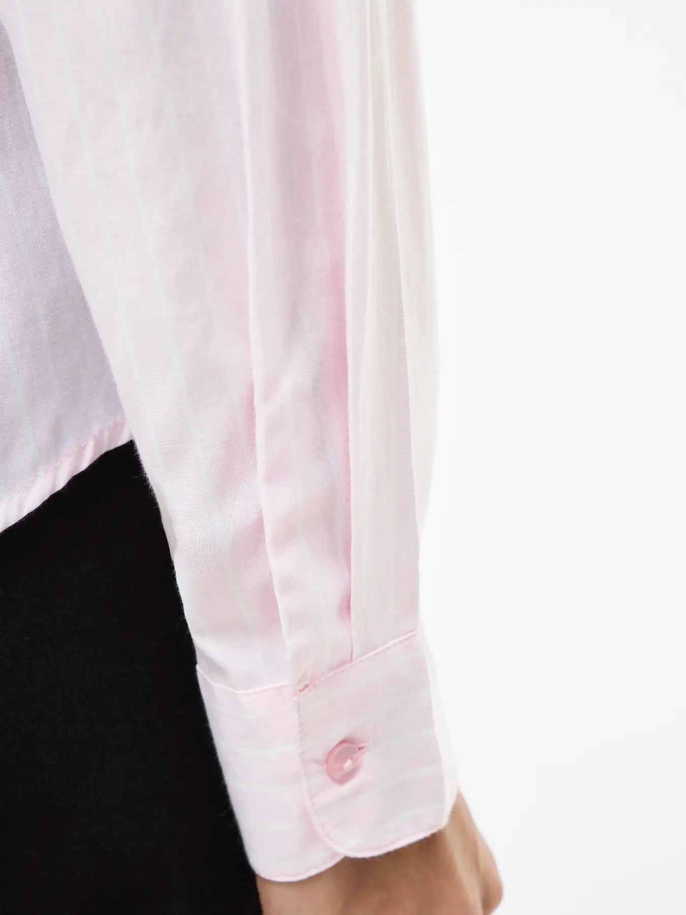 Detalle puño camisa Rosa nude Vila piedras blancas castillon asturias