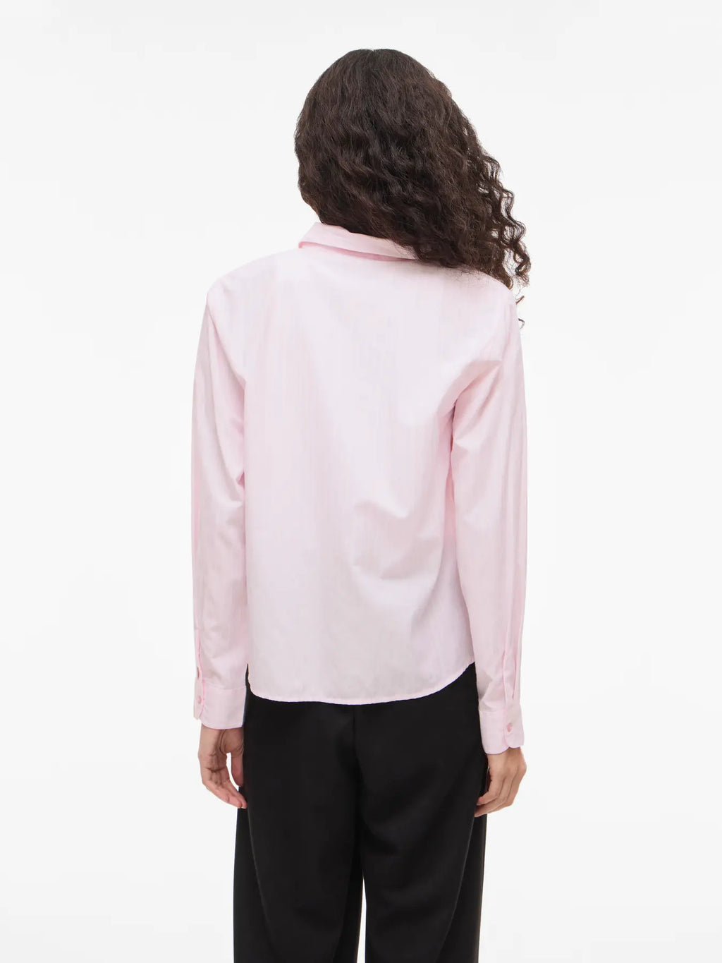 Vista trasera camisa rosa nude Vila en cotton grey