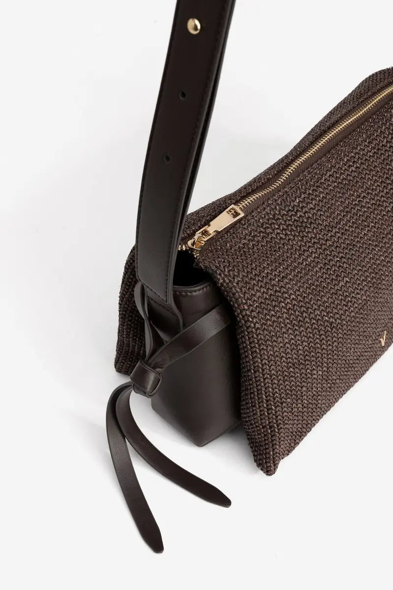 Detalle del asa ajustable y acabado lateral del bolso Nara Chocolate de Vilanova.