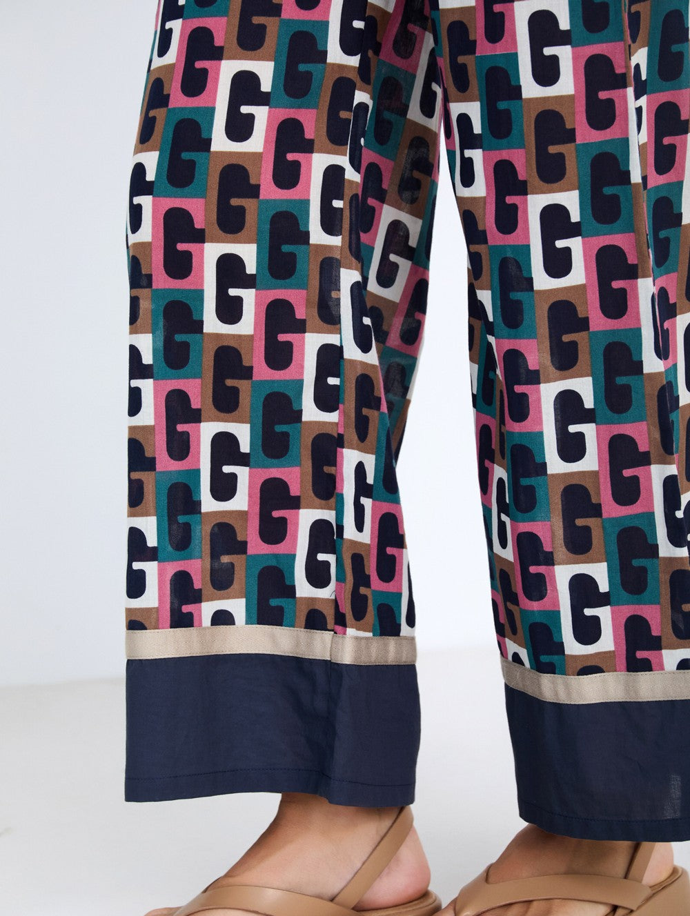 detalle bajo pantalón estampado retro Skatie