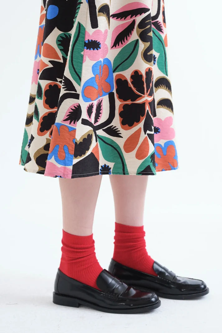 Detalle del estampado floral multicolor Neo Garden de la falda midi