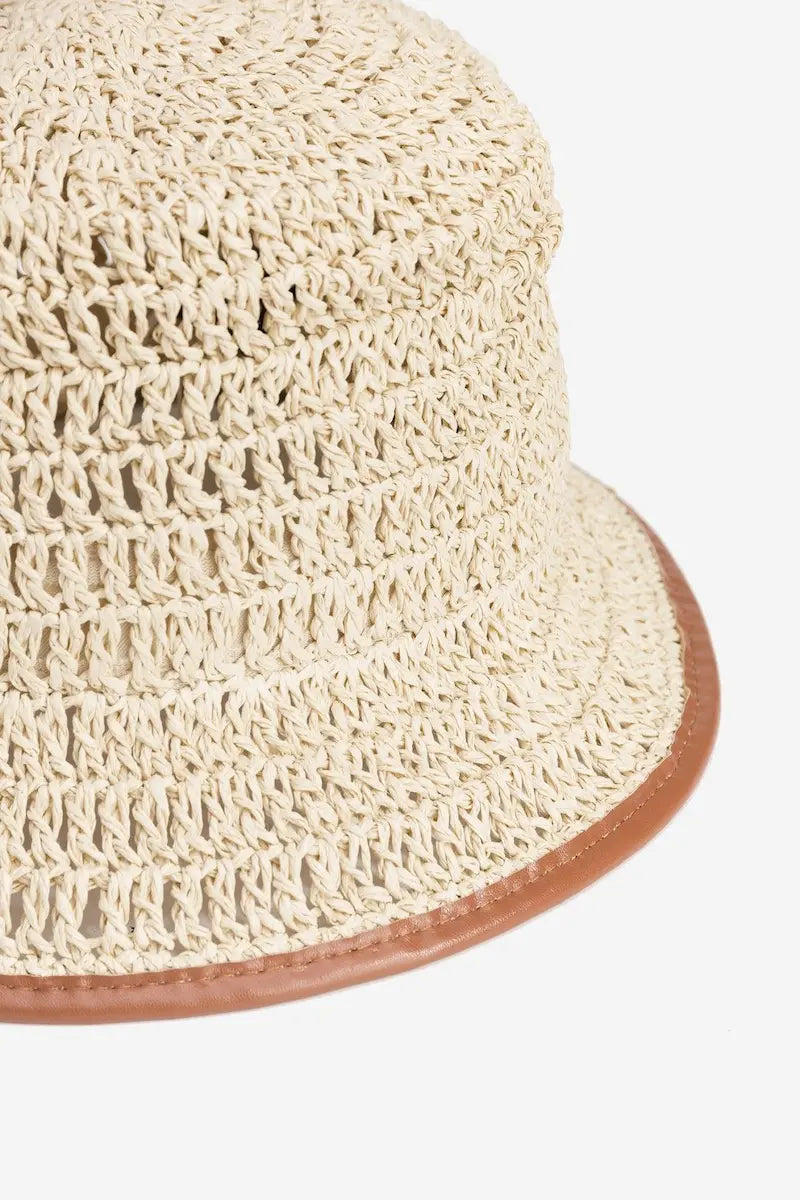 Sombrero Cala Natural de Vilanova en rafia color natural con diseño bucket.