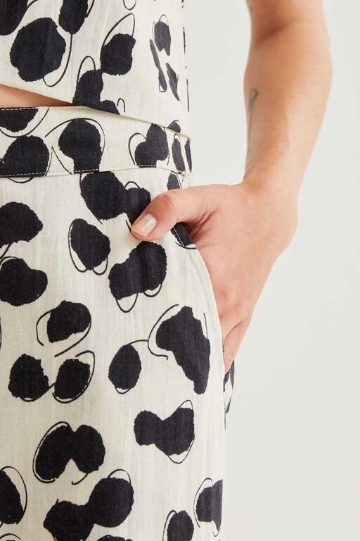 detalle bolsillos laterales y cinturilla Pantalón estampado dalmatian mujer pernera recta compañia fantastica