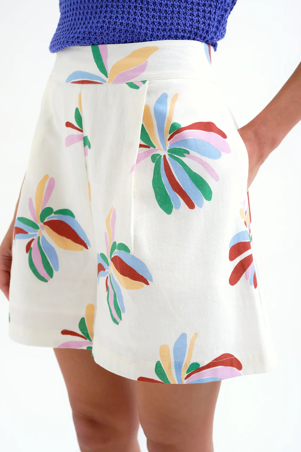 Vista lateral short estampado floral mujer compañia fantastica