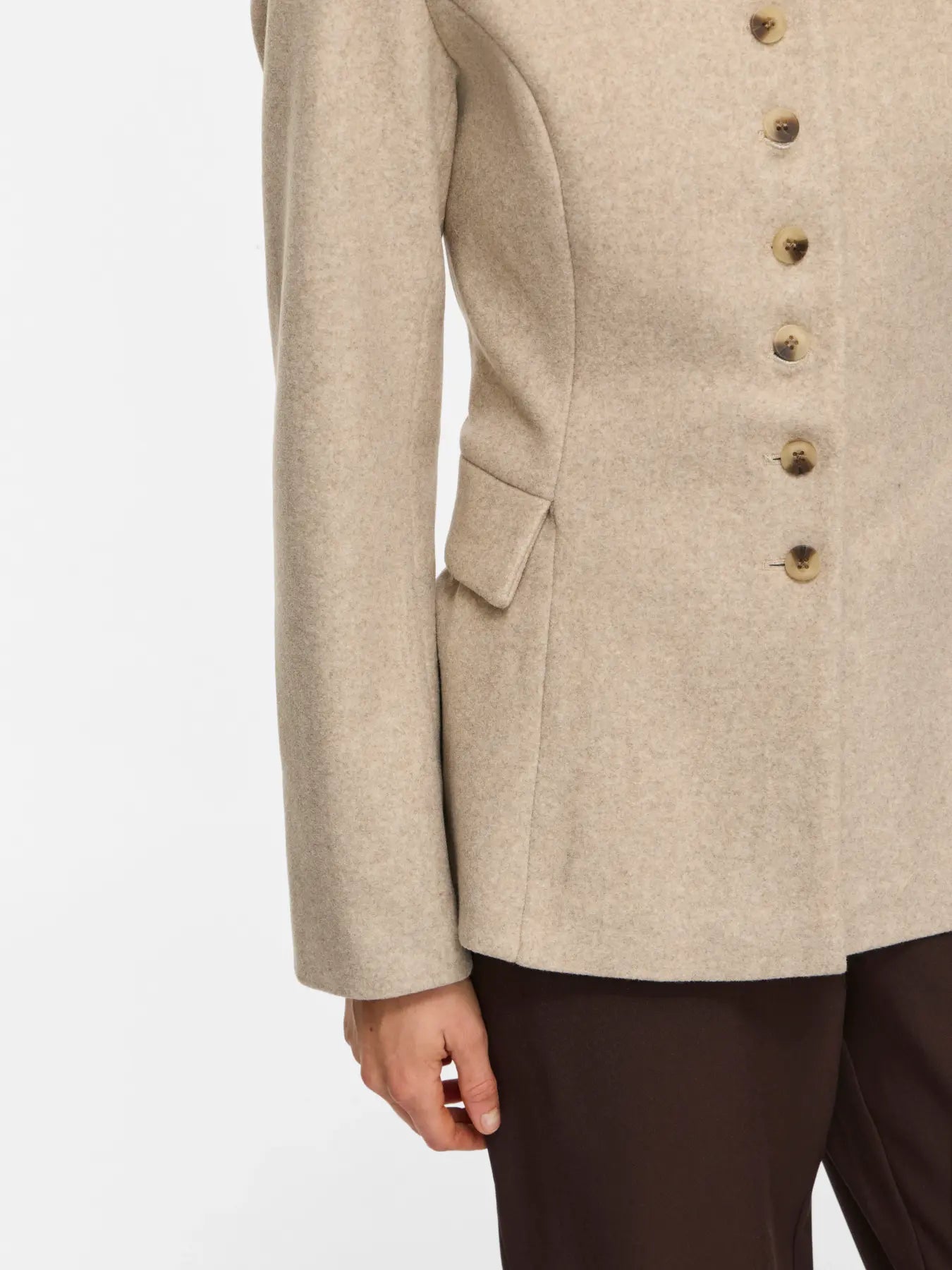 Chaqueta de paño Zikka beige de VILA vista frontal detalle botones y bolsillo tapete lateral