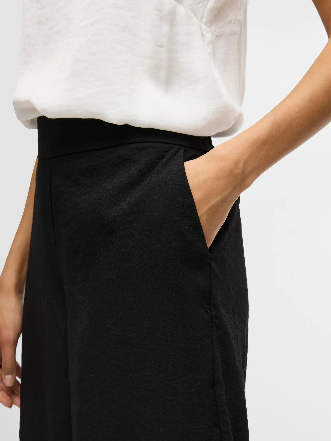 pantalón culotte con bolsillos laterales mujer, pantalón fluido negro, pantalón midi elegante, pantalón tiro alto mujer, pantalón ancho Vila, pantalón verano mujer, pantalón cómodo vestir en tienda cotton grey en piedras blancas