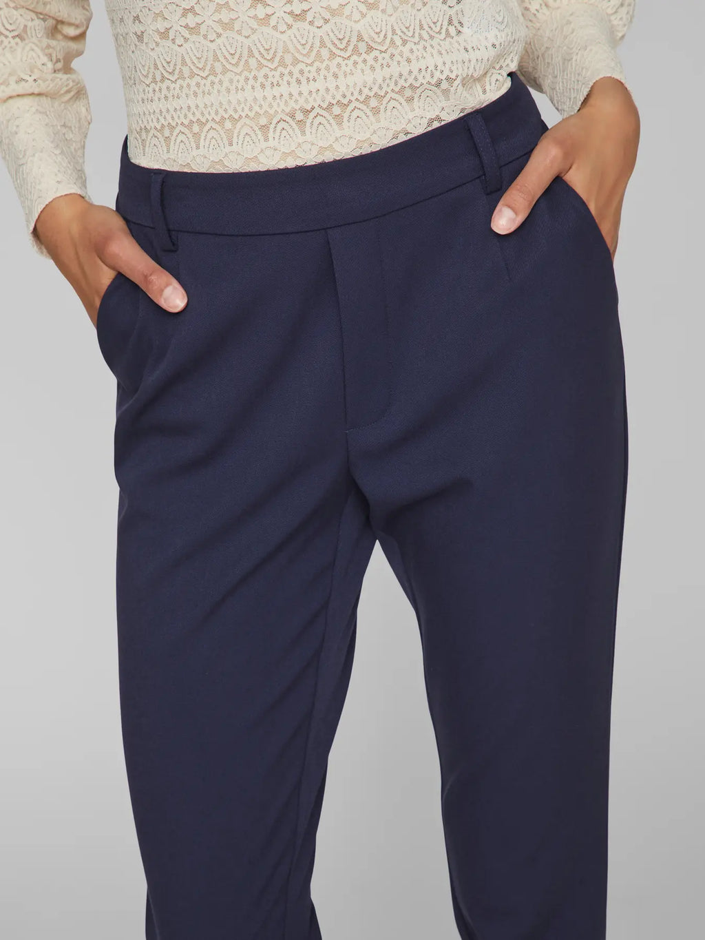 Pantalon traje estrecho azul marino con goma en cintura detalle bolsillos laterales de vila 