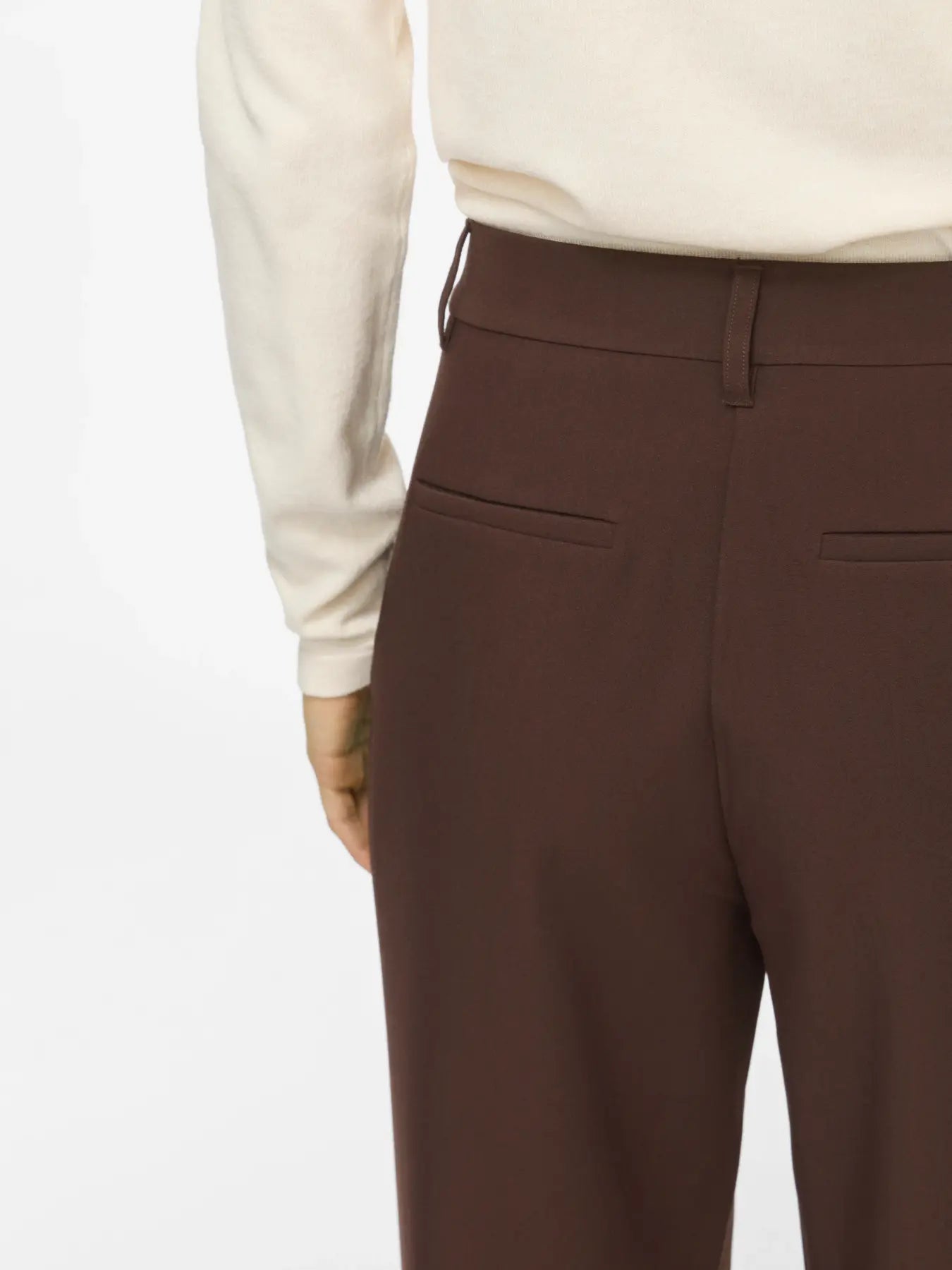 Vista trasera del pantalón Emmi sobre modelo