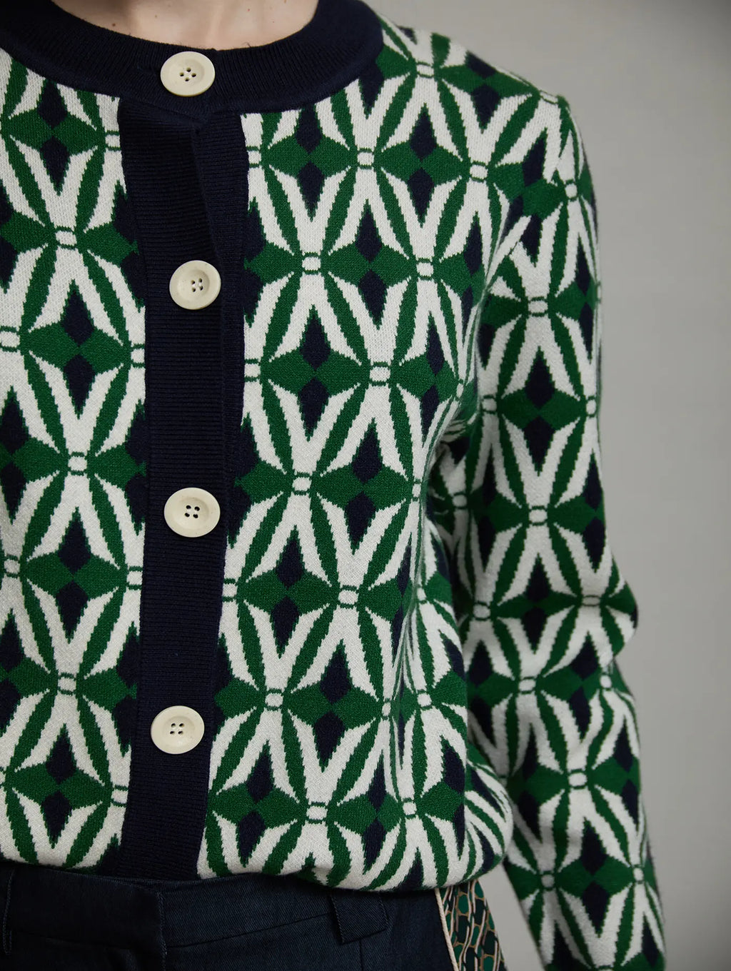 Detalle del Cárdigan Jacquard Odette de SKATIE con tejido jacquard geométrico en verde, crudo y azul marino, tapeta de punto y botones grandes en tono crudo