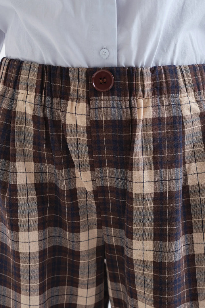 Detalle del estampado de cuadros marrones del Pantalón Harriet