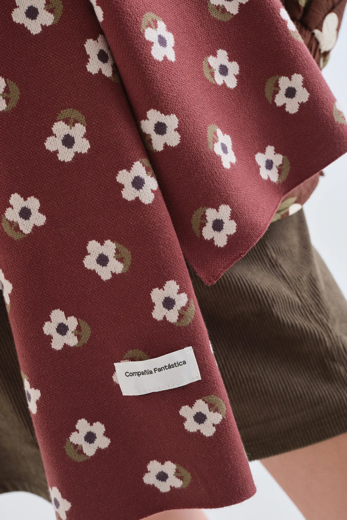 Detalle del estampado de flores multicolor en punto jacquard de la bufanda Santini Compañía Fantástica
