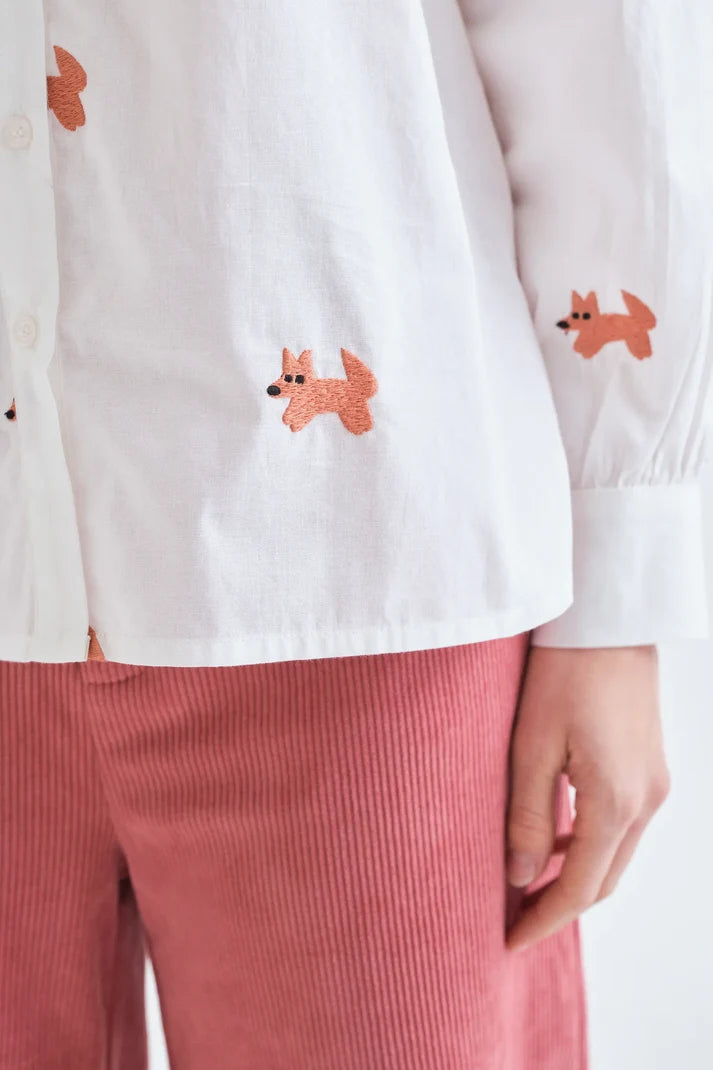 Camisa de manga larga blanca con pequeños zorros bordados y puños con botón de Compañía Fantástica
