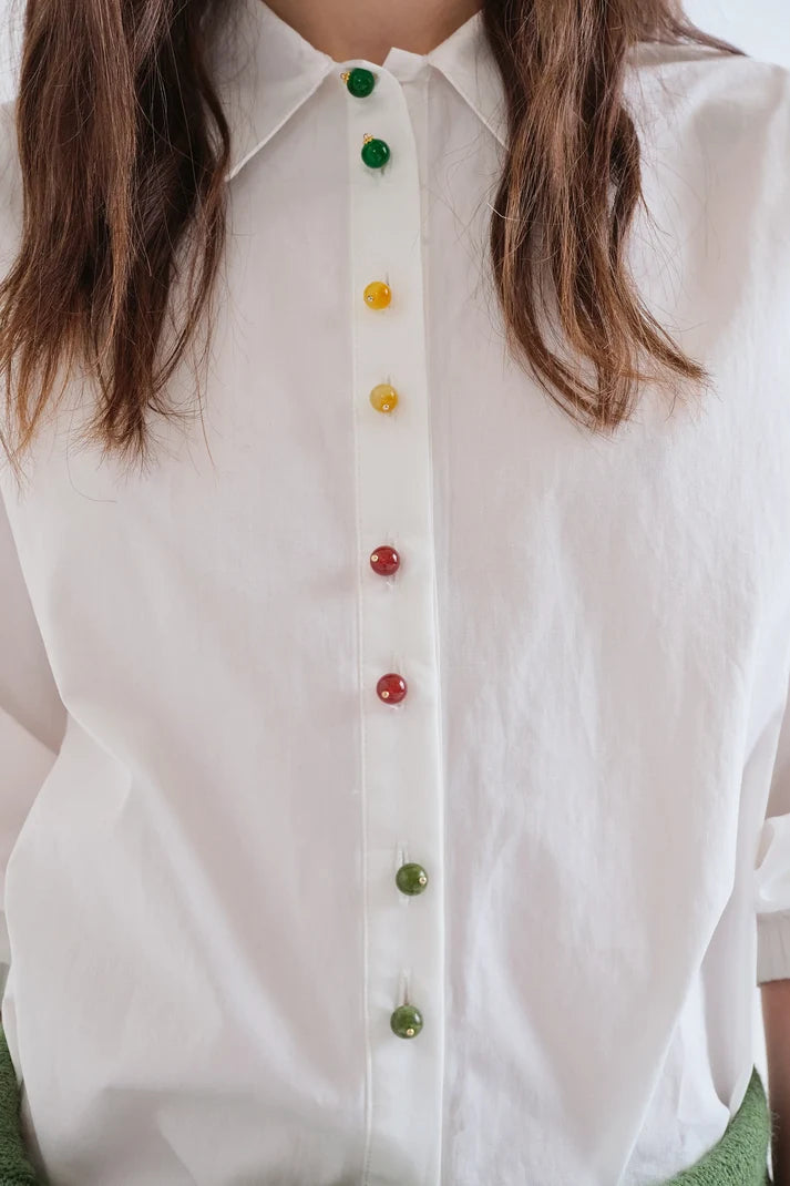 Camisa blanca 100% algodón con botones joya multicolor de Compañía Fantástica