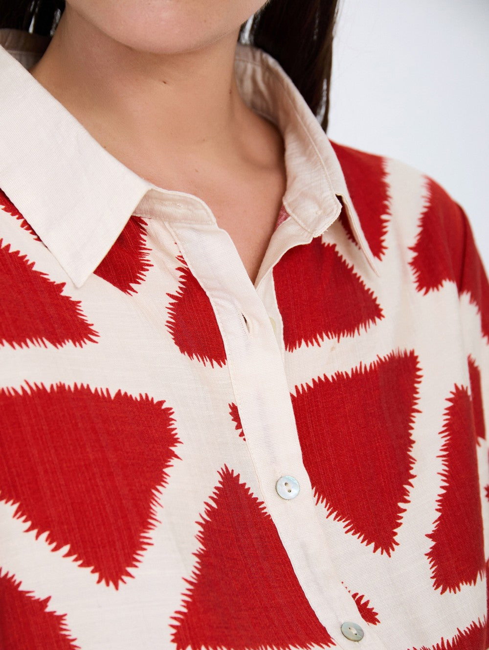 detalle camisa estampado gráfico rojo Skatie