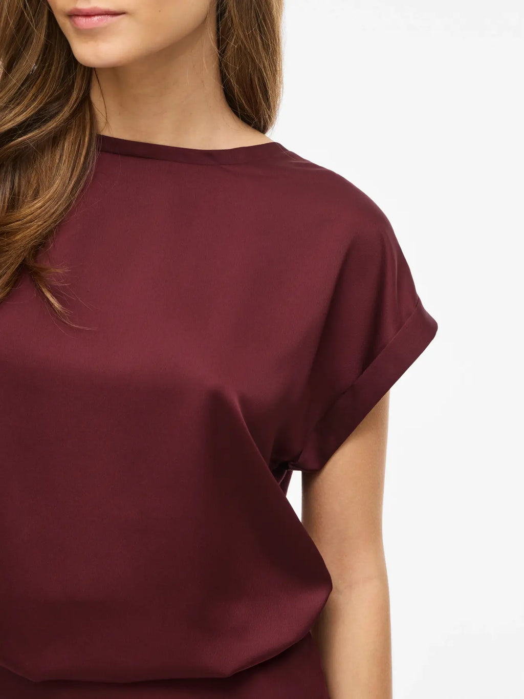 Camiseta ViEllette VILA satinada granate de manga corta y corte fluido dobladillo en manga