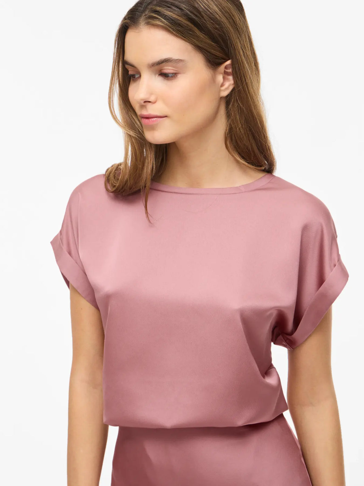 detalle modelo Camiseta ViEllette VILA satinada rosa de manga corta y corte fluido dobladillo en manga