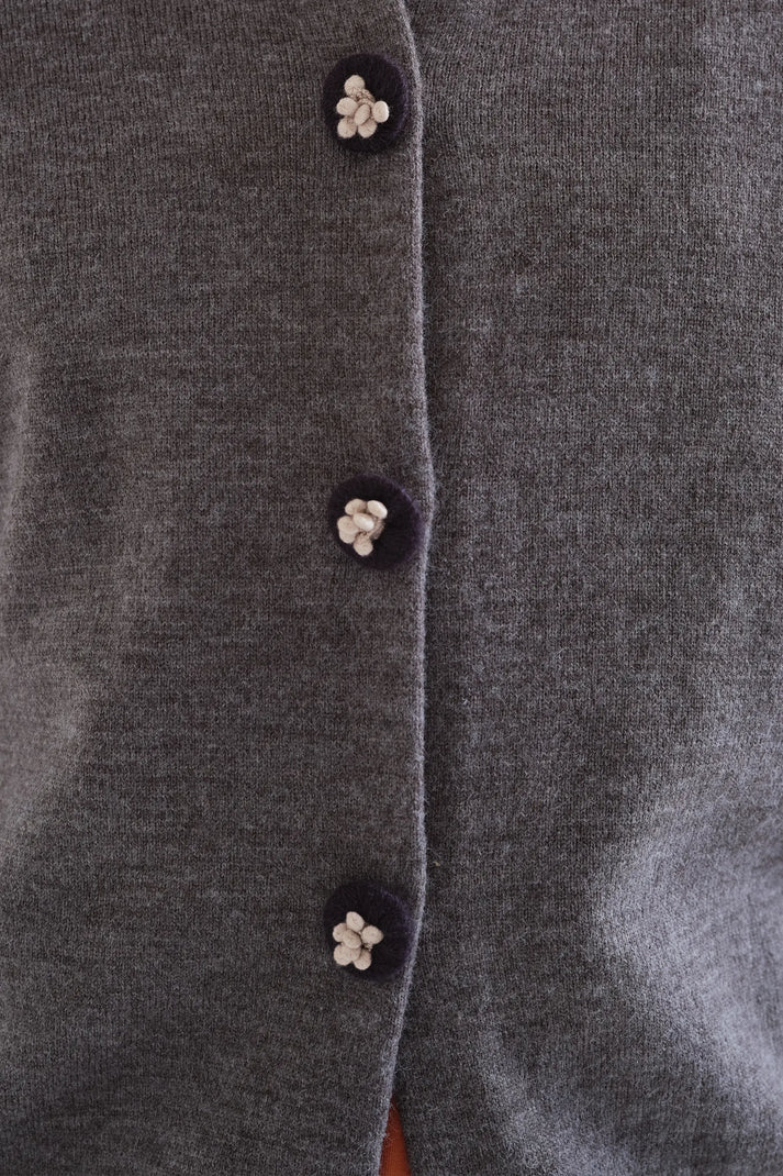 Detalle de los botones azul marino con flores bordadas del Cárdigan Colette