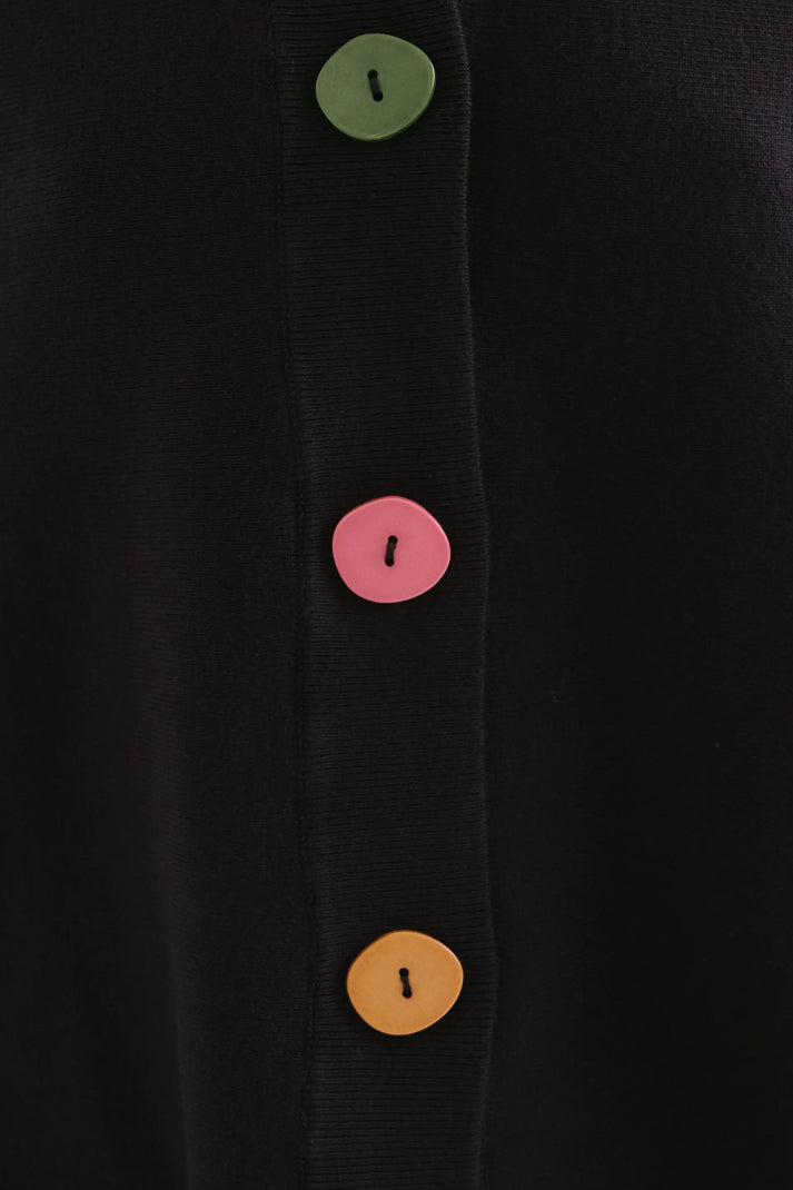 Detalle de los grandes botones multicolor del cárdigan negro de punto