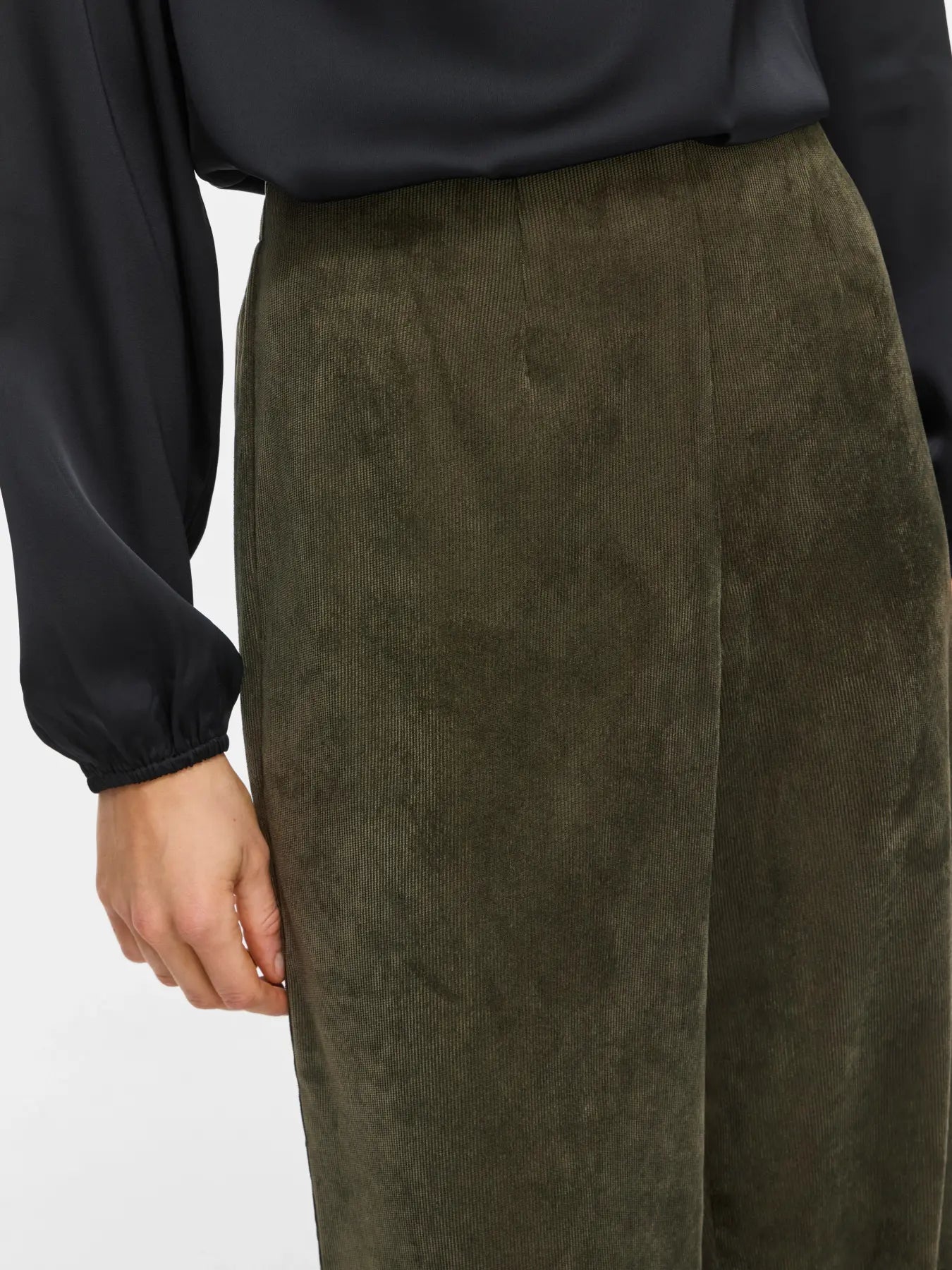 Pantalón Courdie de micropana kaki Vila – detalle delantero
