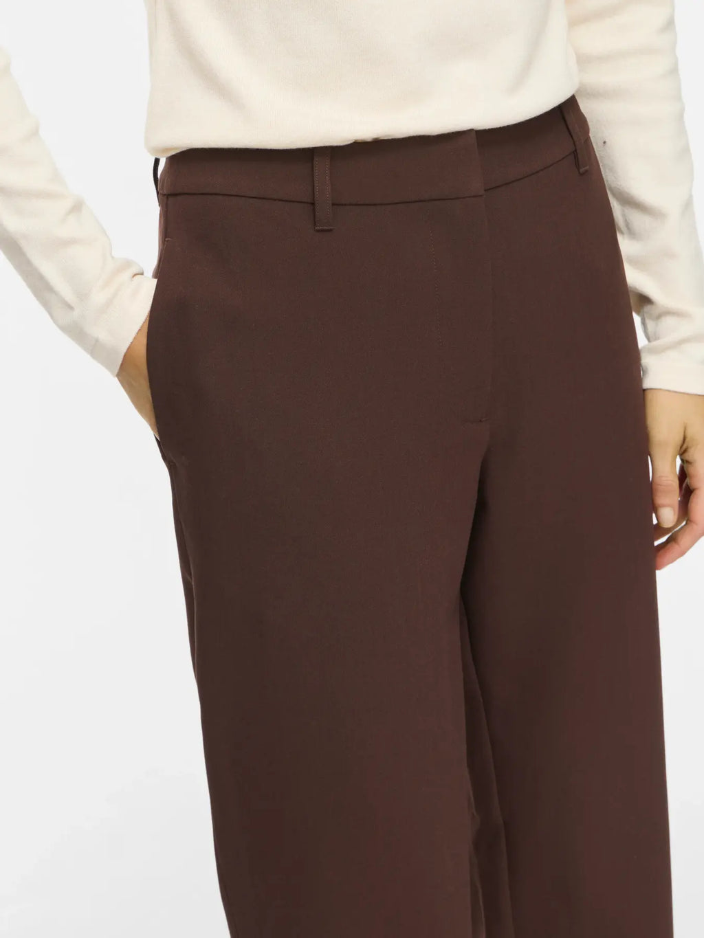 Detalle de la cinturilla y trabillas del pantalón Emmi