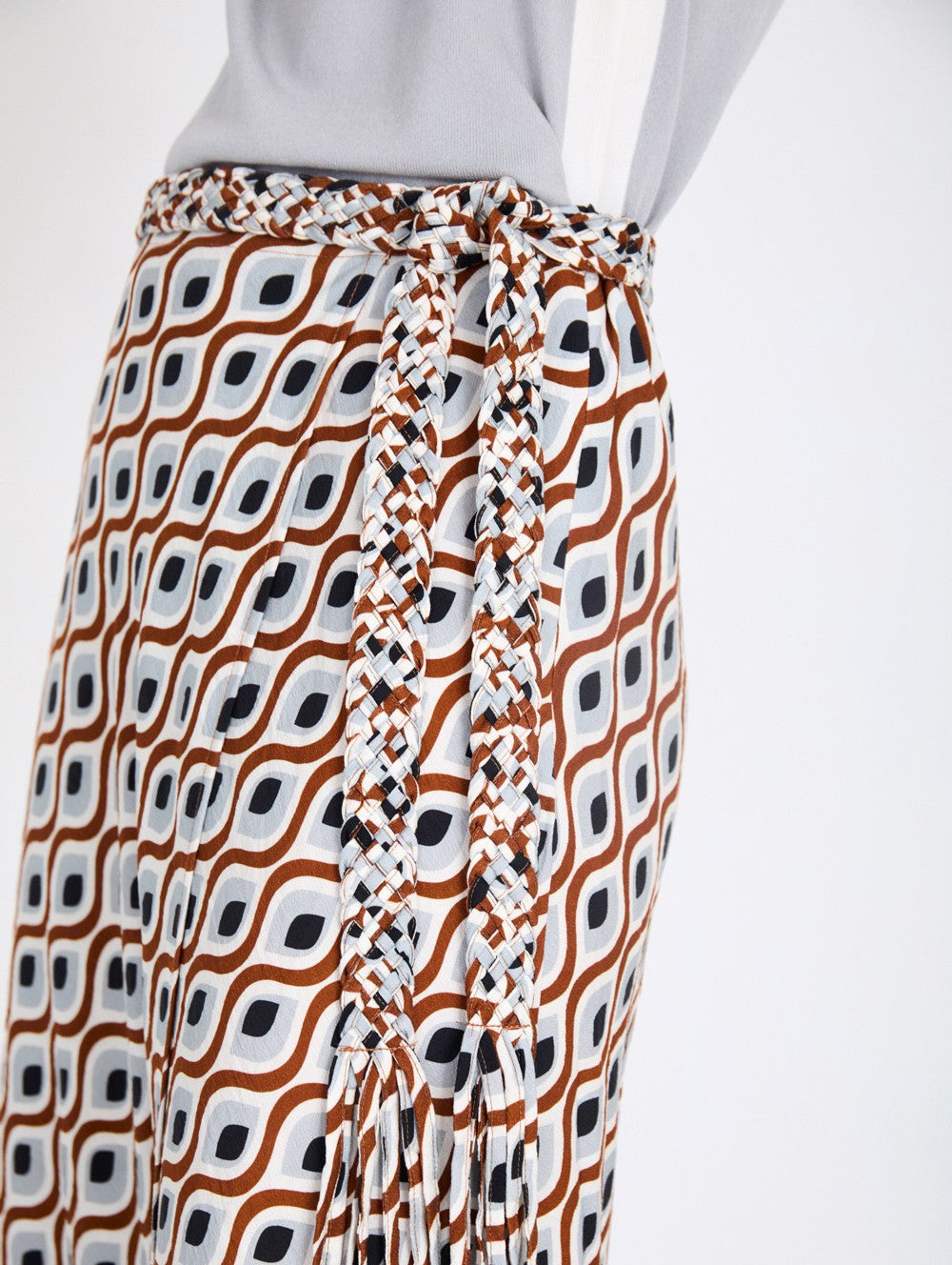 detalle cinturón trenzado falda estampada Skatie