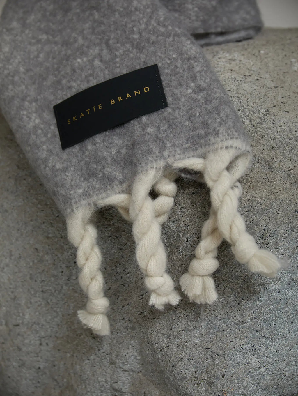coletas flecos grandes beige de maxibufanda gris doble cara skatiebrand
