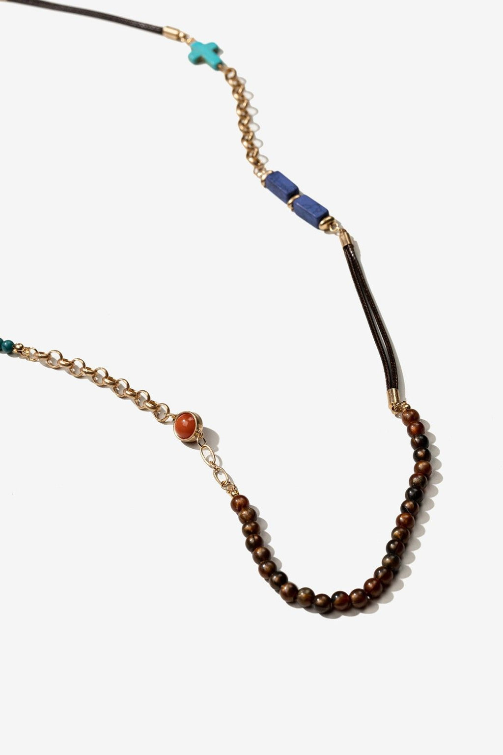 Collar largo con mezcla de materiales y colgantes