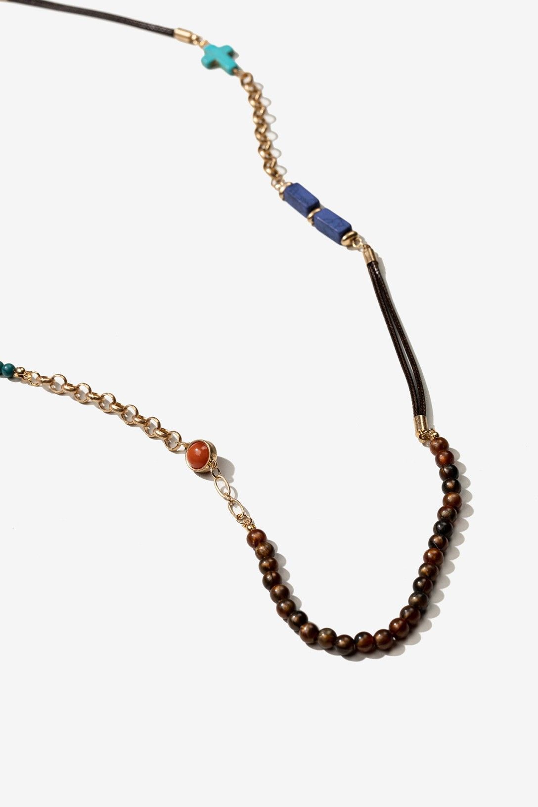 Collar largo con mezcla de materiales y colgantes
