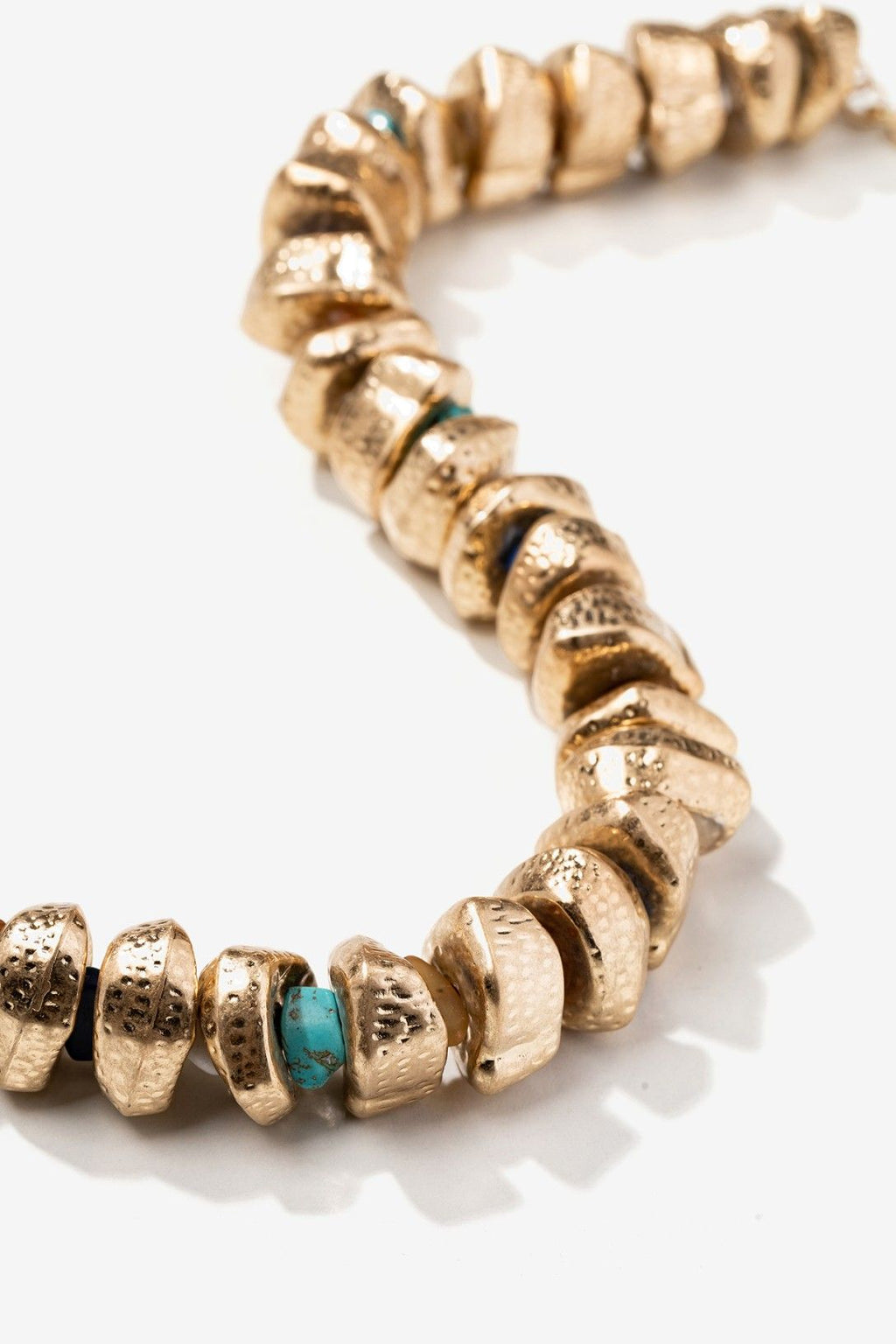 Collar corto dorado con detalles de color