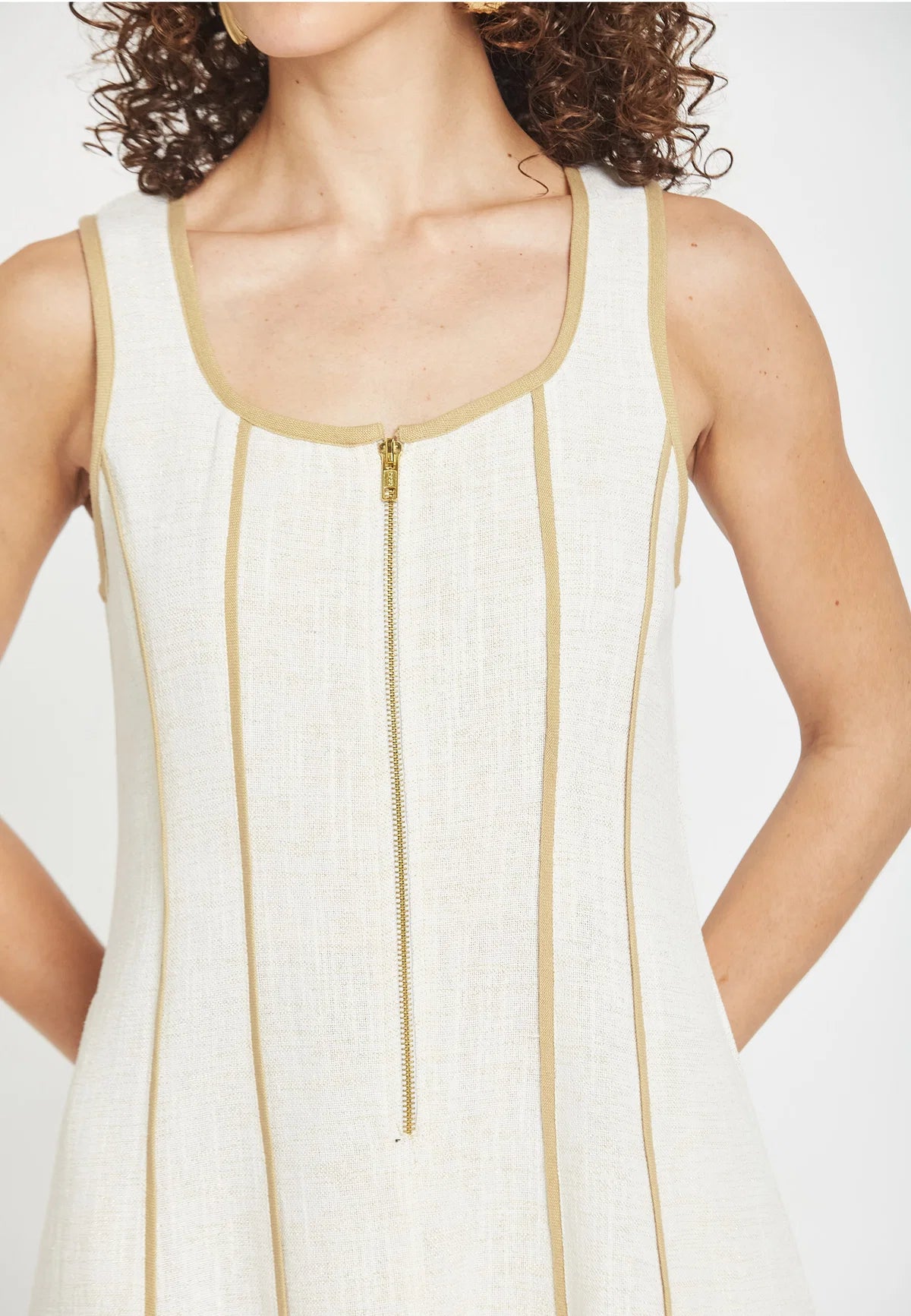 cremallera en escote vestido beige be sunset