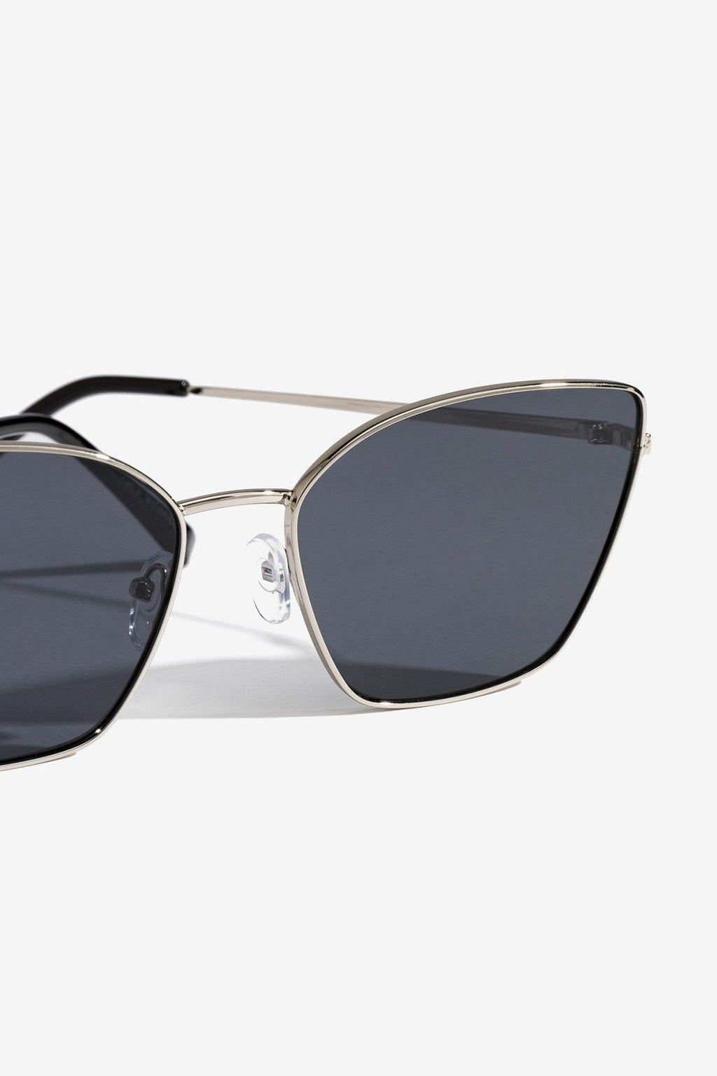 Gafas de sol metálicas detalle montura y lente Vilanova Cotton Grey Asturias