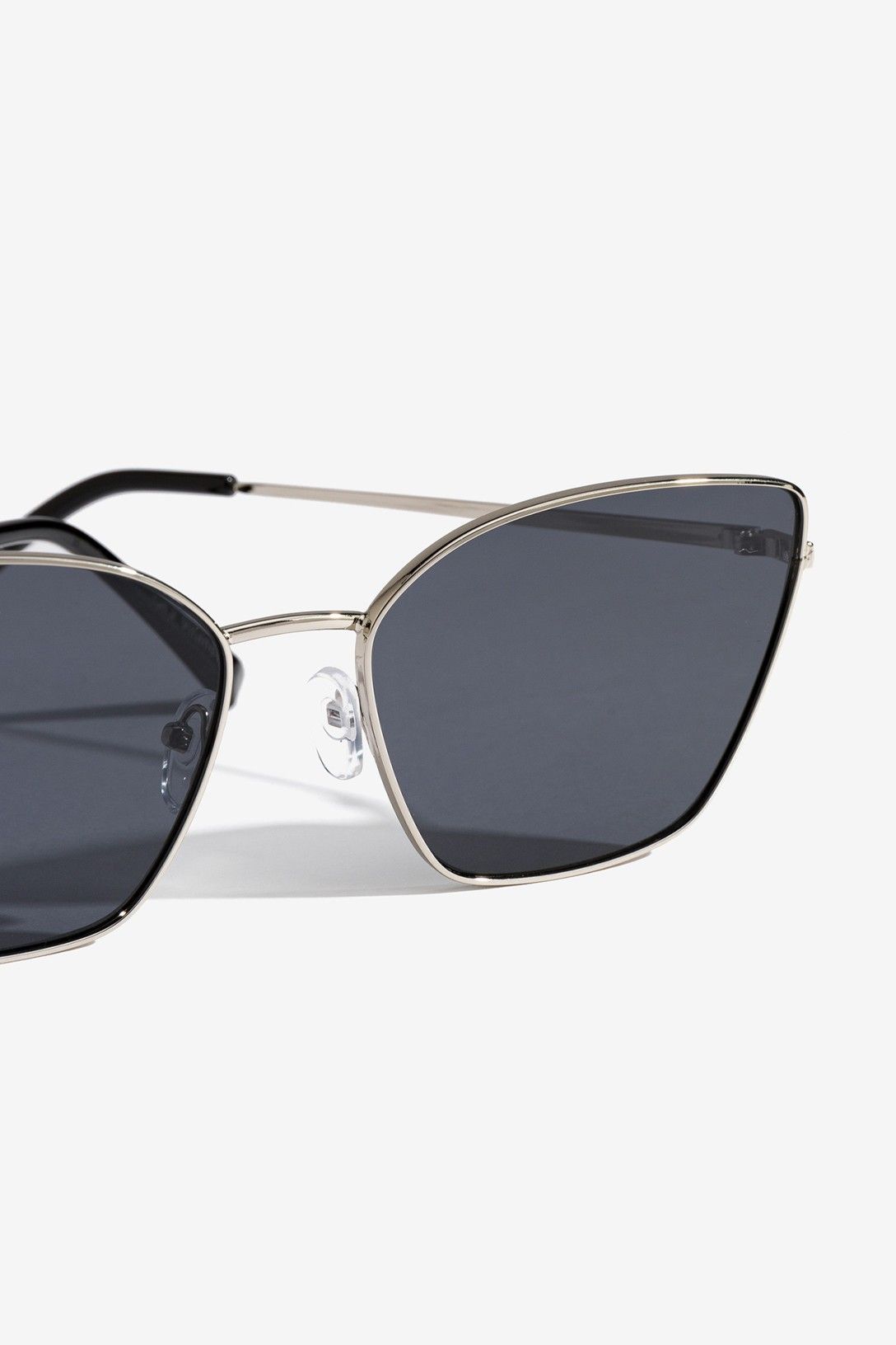 Gafas de sol metálicas detalle montura y lente Vilanova Cotton Grey Asturias