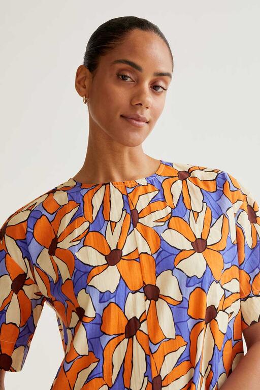 Detalle cuello y de estampado floral naranja y lila en vestido corto de Compañía Fantástica en Cotton Grey