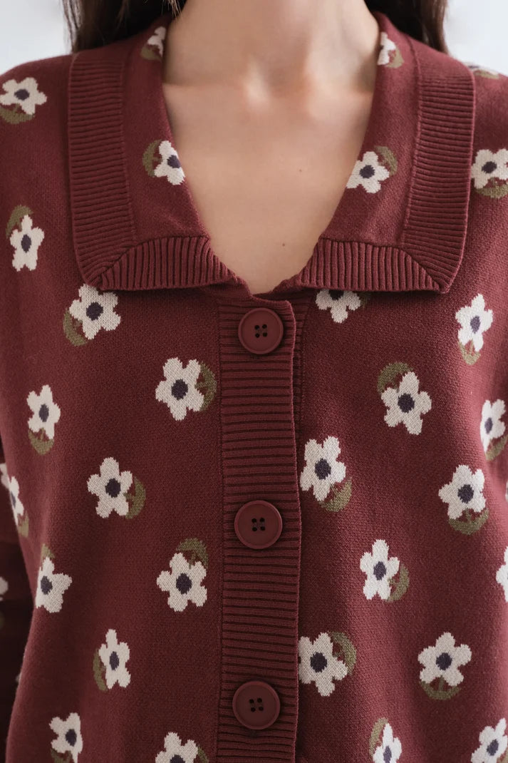 Detalle del cuello polo y cierre de botones del cárdigan floral granate Santini