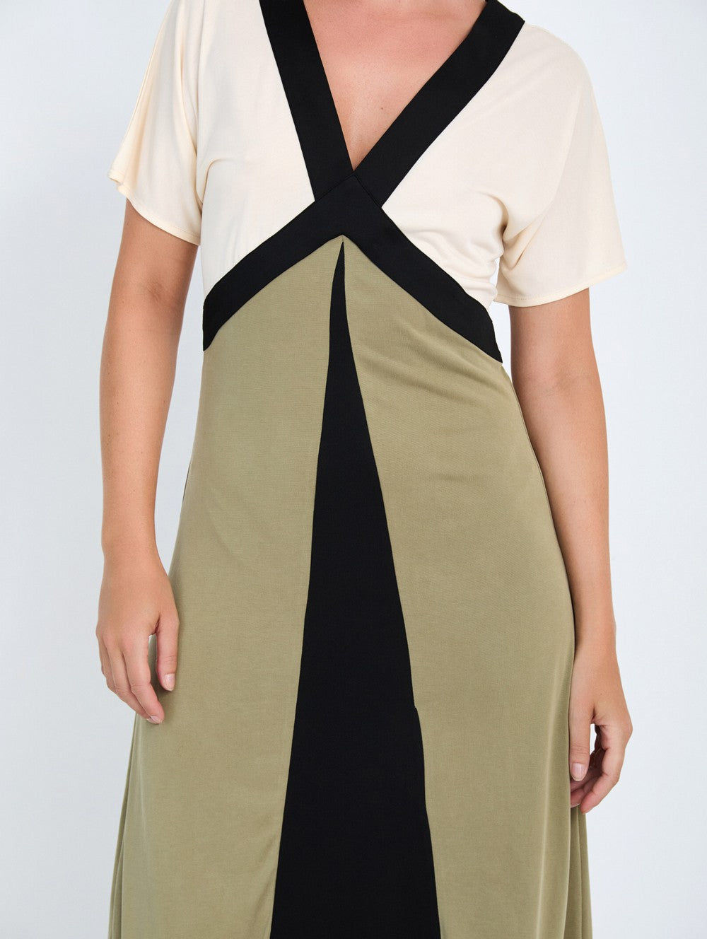 detalle escote pico y manga caída vestido midi bloques de color beige negro verde Skatie