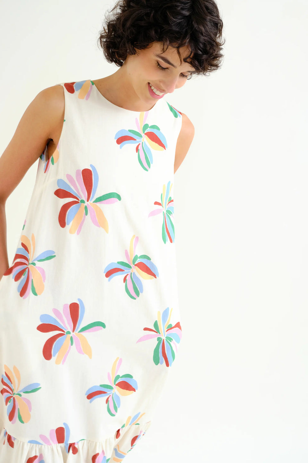 cuello redondo sin mangas vestido estampado flores grandes y coloridas compañia fantastica