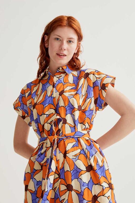 Detalle frontal de cuello camisero y botones en vestido largo floral naranja de Compañía Fantástica en Cotton Grey