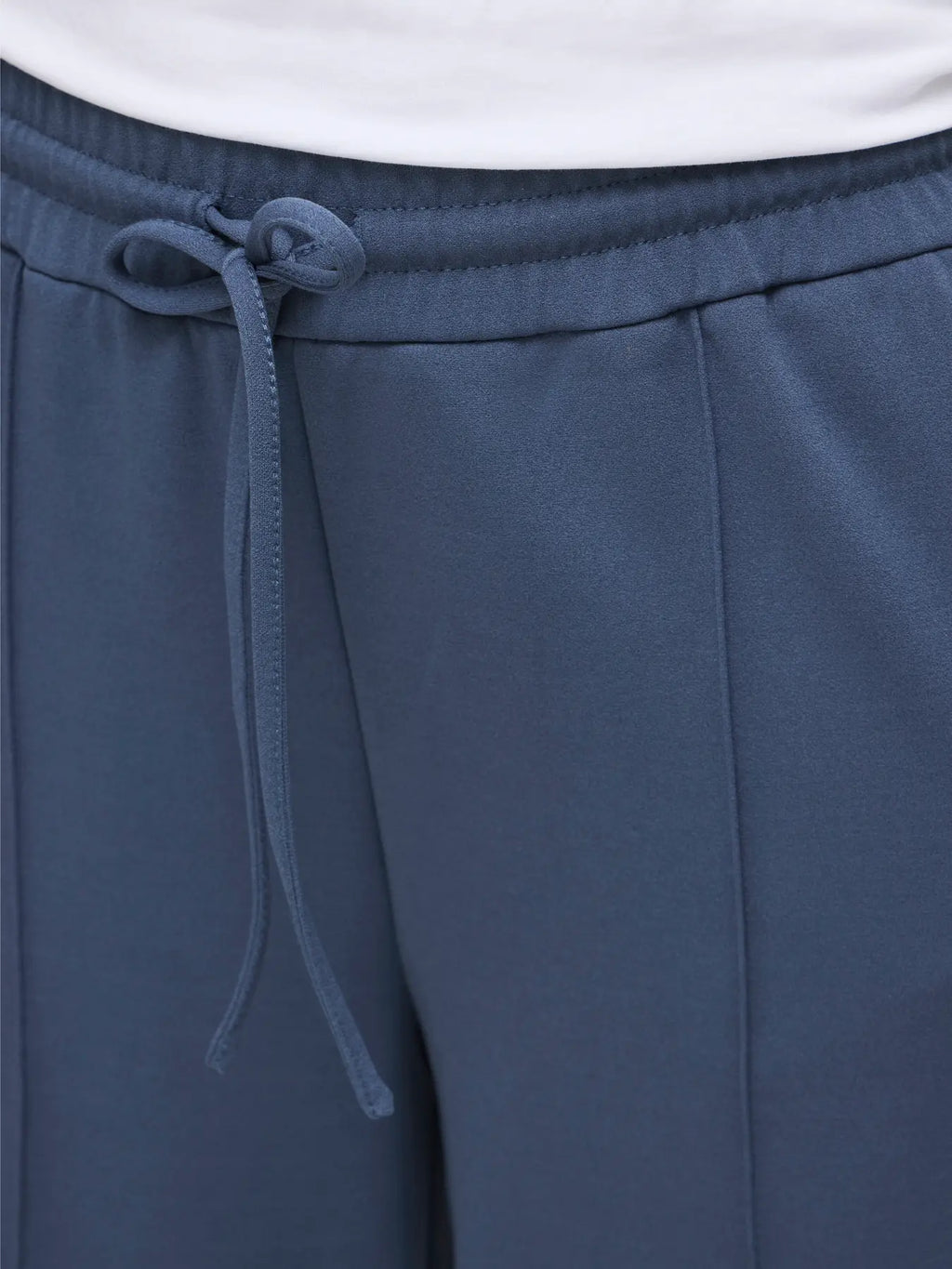 detalle goma ajustable y cordón muy cómodo estilo sport en cotton grey vila nueva coleccion