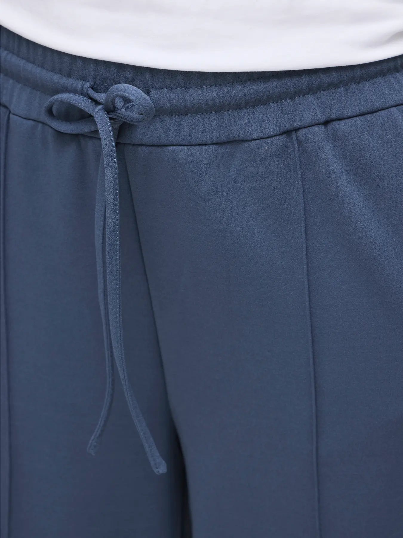 detalle goma ajustable y cordón muy cómodo estilo sport en cotton grey vila nueva coleccion