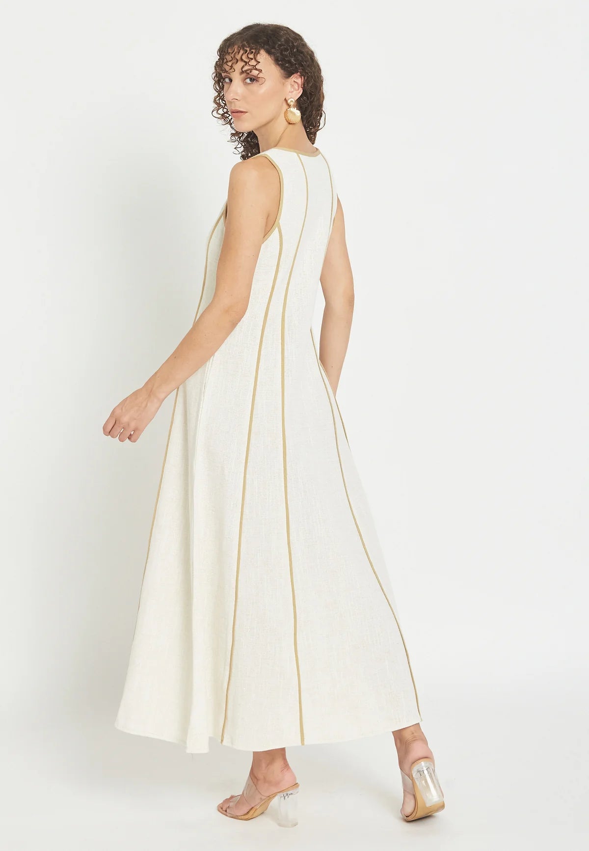 vista trasero de vestido largo beige be sunset