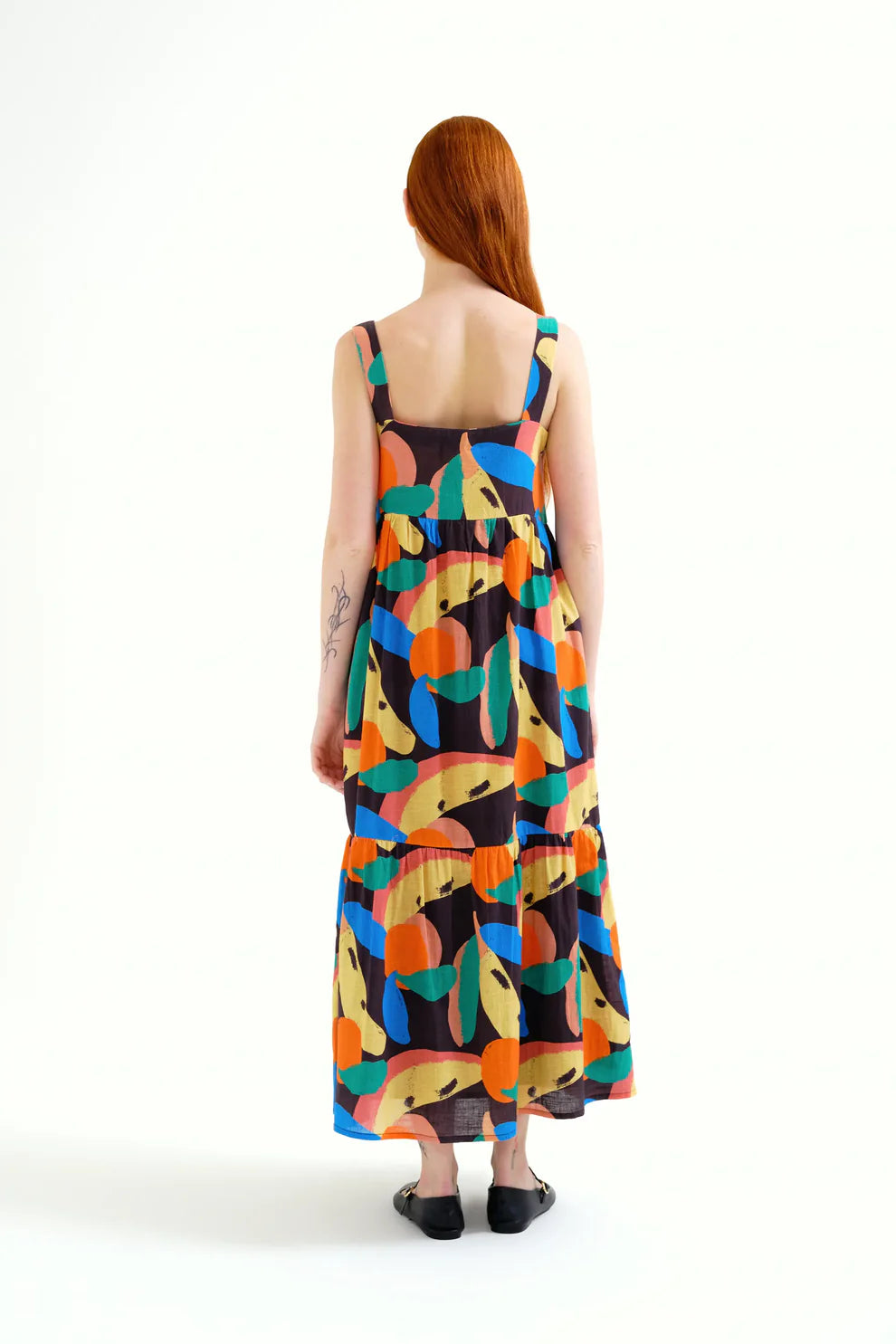 Vista trasera vestido largo estampado tropical mujer