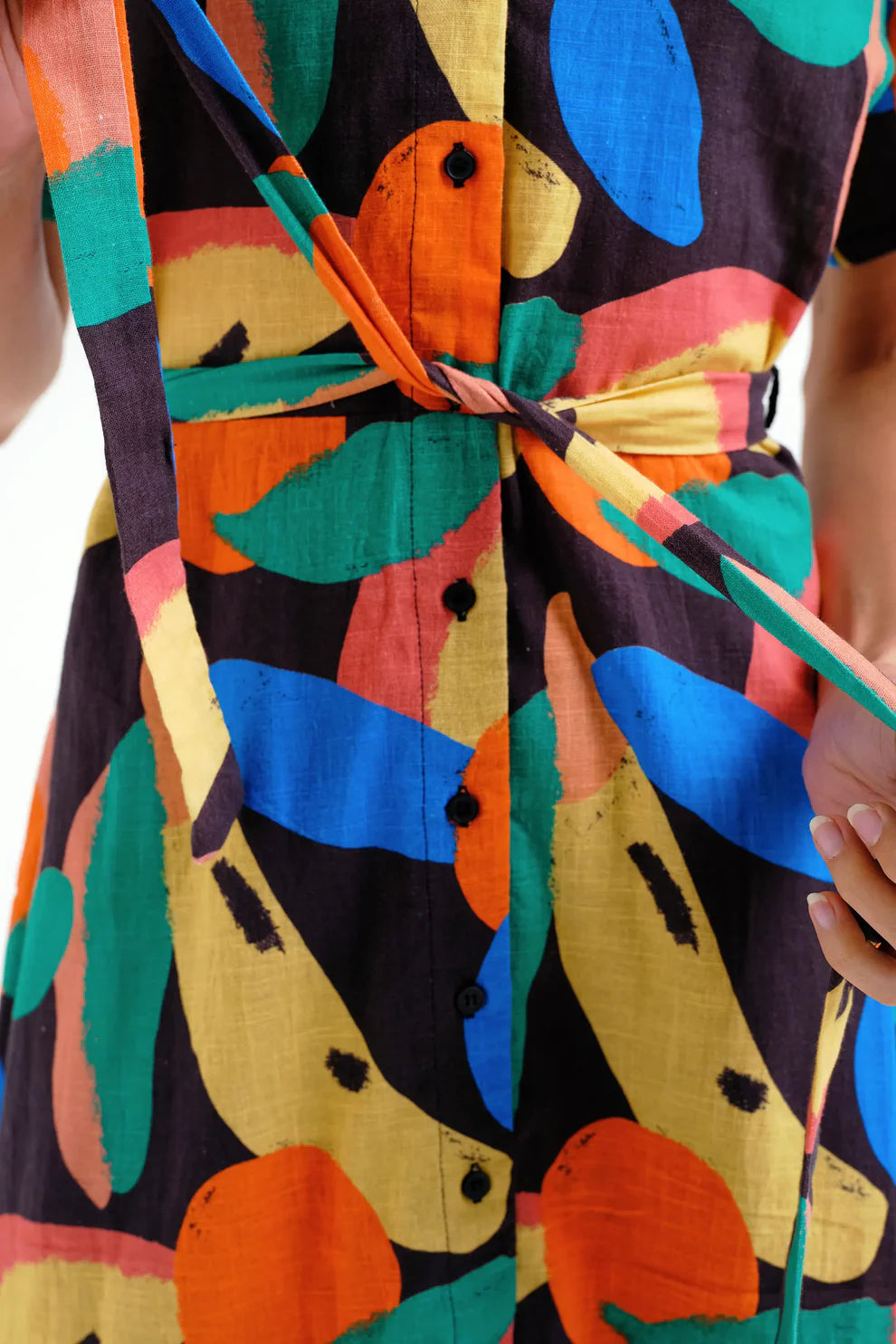 Detalle estampado frutas coloridas vestido verano mujer