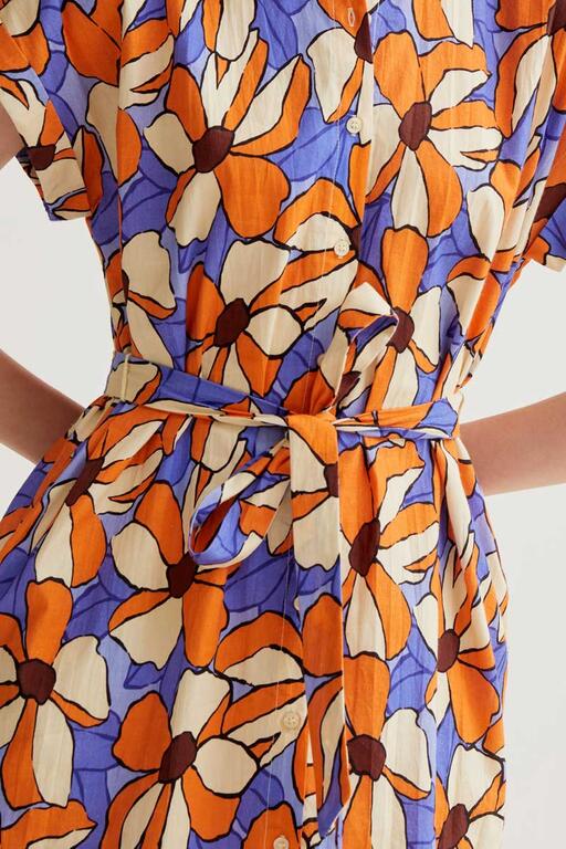 Detalle de cinturón anudado en vestido largo estampado floral de Compañía Fantástica en Cotton Grey