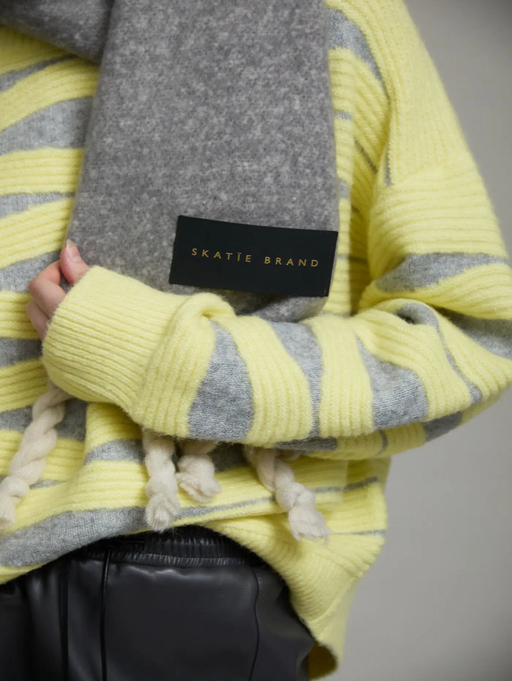 look jersey amarillo y gris con maxibufanfa