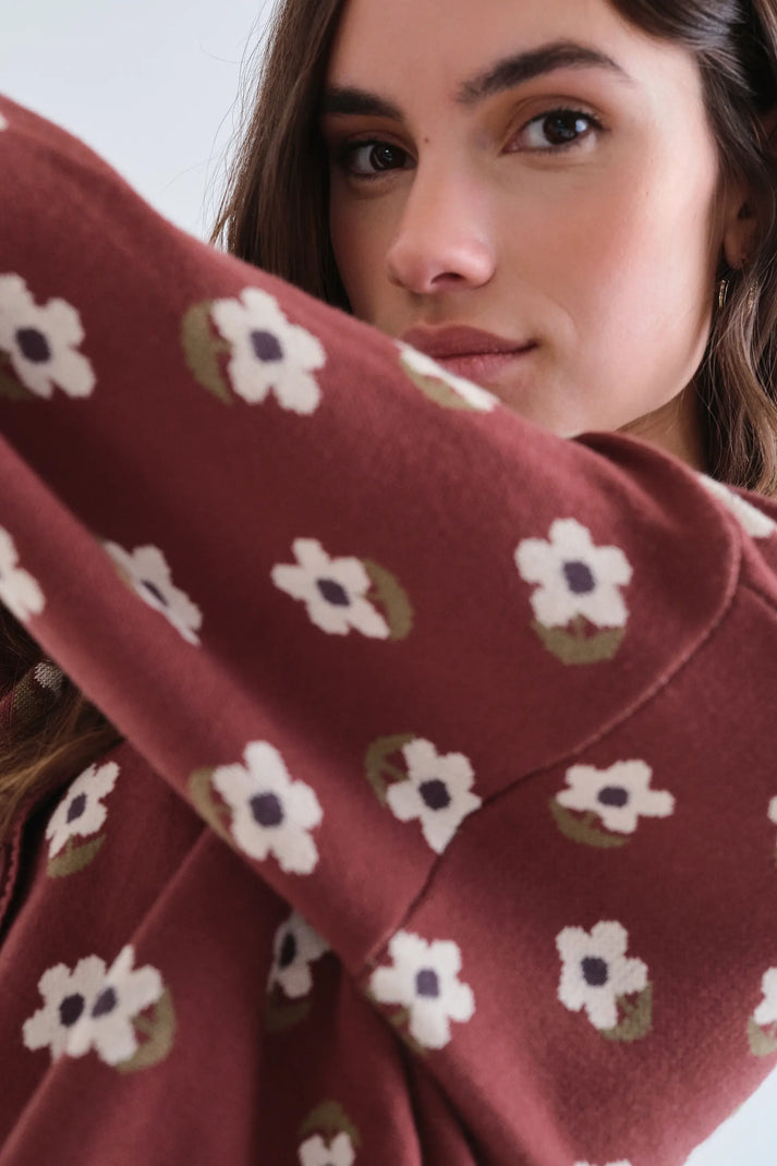 Detalle del tejido floral en tonos crudo y verde del Cárdigan Santini granate 