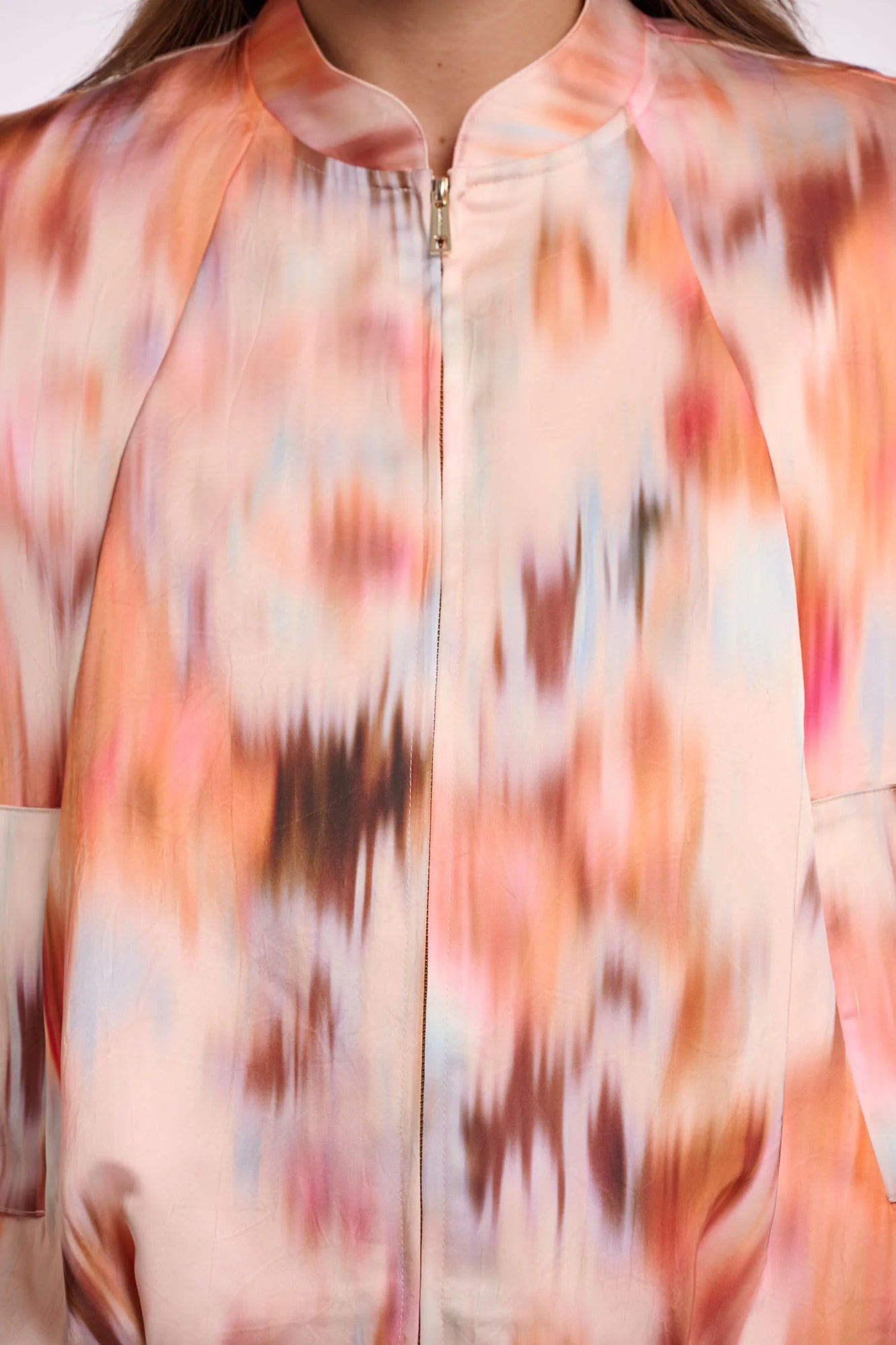 detalle cremallera bomber Floré Rino & Pelle estampado abstracto rosa