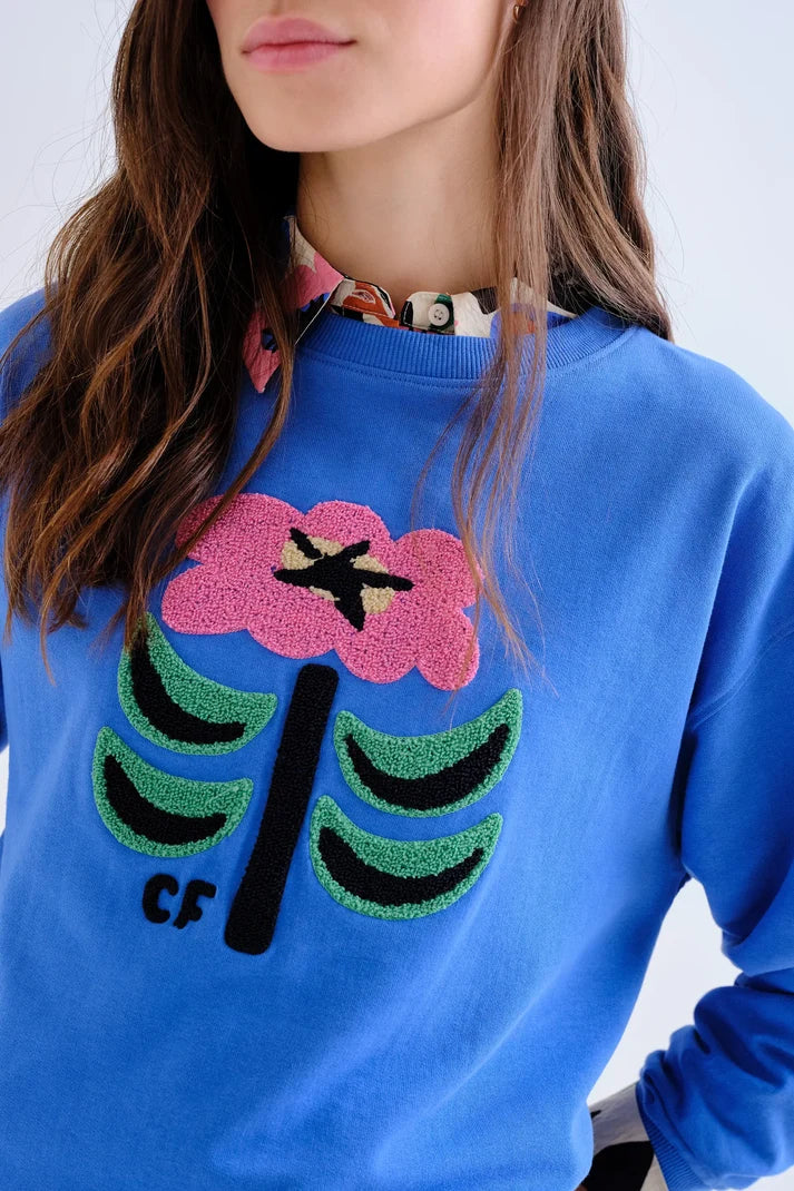 Sudadera azul cobalto de mujer con parche floral multicolor Neo Garden de Compañía Fantástica